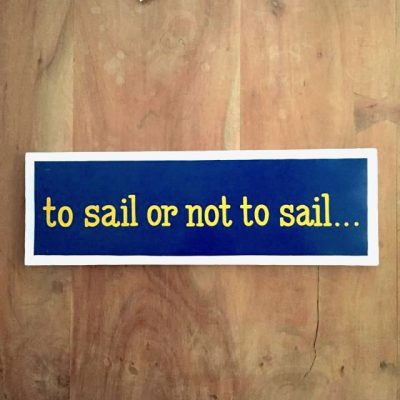 to sail or not to sail tekstbord - zeilcadeau van sportcadeautjes