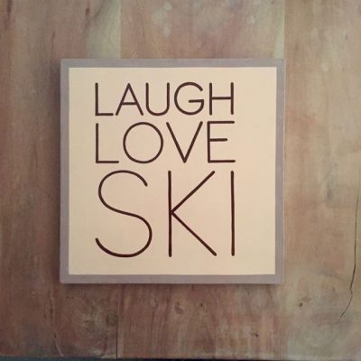 laugh love ski tekstbord - skicadeau van sportcadeautjes